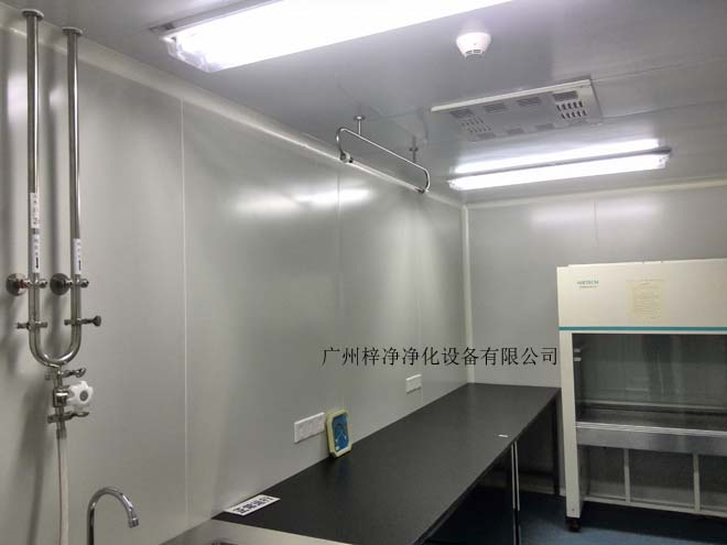建造和使用潔凈室能有效減少室內(nèi)誘入、產(chǎn)生及滯留粒子。