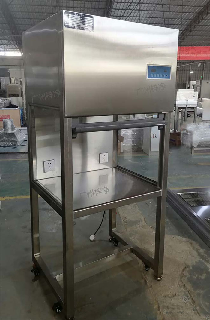 升降門超凈工作臺(tái)是采用單向空氣流，室內(nèi)空氣經(jīng)預(yù)初效過(guò)濾器進(jìn)入靜壓箱，再經(jīng)過(guò)高效空氣過(guò)濾器，最后在操作區(qū)內(nèi)形成高度潔凈的單向空氣流，是提供操作區(qū)高潔凈度工作環(huán)境的理想設(shè)備。