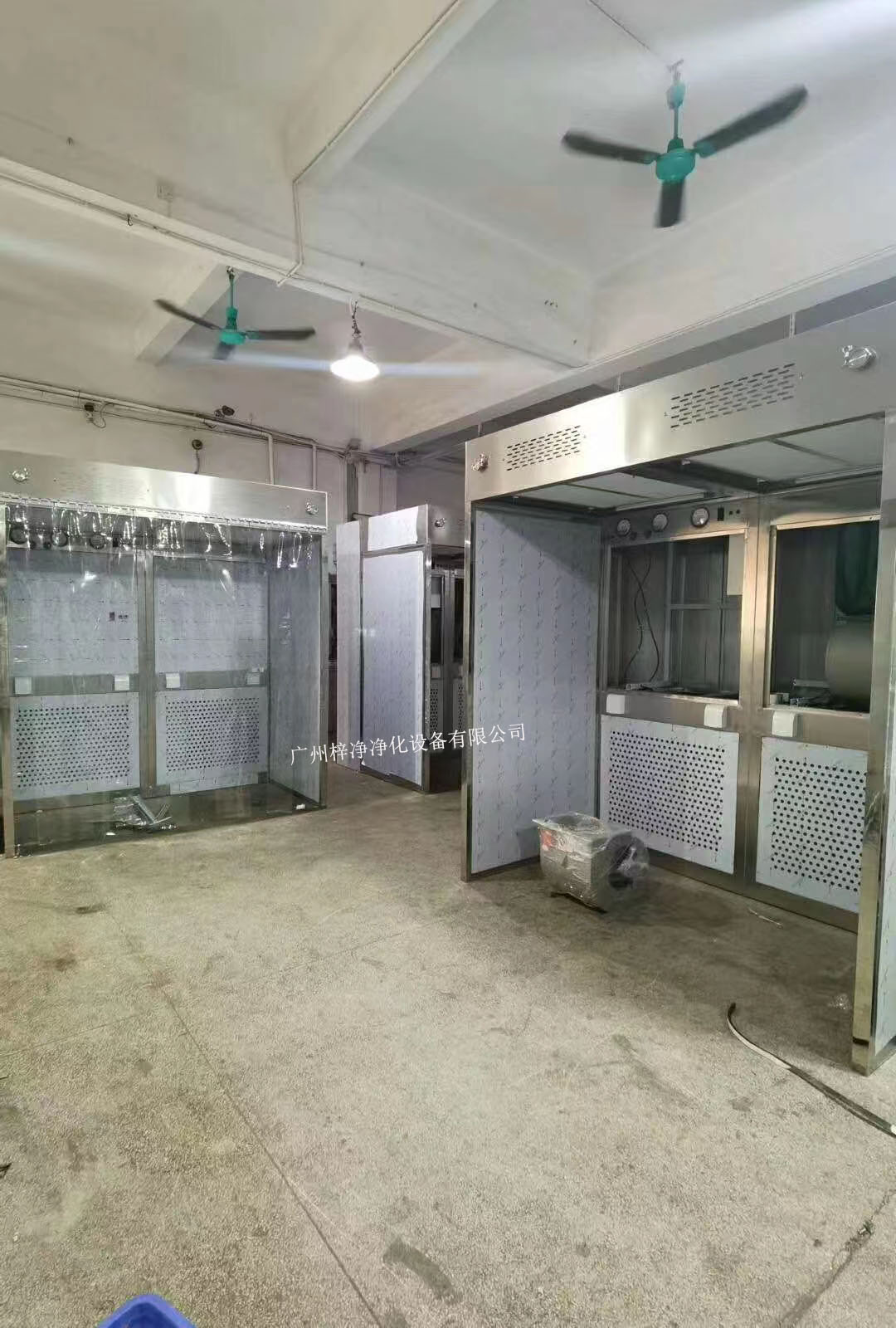 負(fù)壓稱(chēng)量室設(shè)備由工作區(qū)、回風(fēng)箱體、風(fēng)機(jī)箱體、出風(fēng)箱體及外箱體幾大部分拼裝而成。