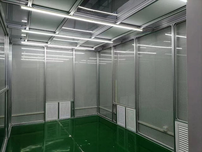 選擇百級無塵潔凈棚還是千級無塵潔凈棚，應(yīng)根據(jù)具體的生產(chǎn)需求、產(chǎn)品要求和預(yù)算來決定。